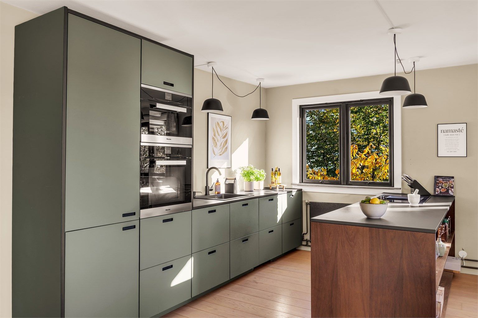 En moderne og lys hjørneleilighet i toppetasjen med en solrik, usjenert balkong som har sol fra morgen til kveld.