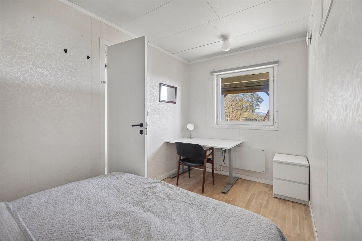 Rommet fremstår lyst og trivelig, og egner seg godt som gjesterom, barnerom eller kontor etter behov.