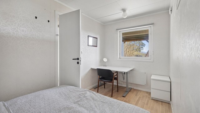 Rommet fremstår lyst og trivelig, og egner seg godt som gjesterom, barnerom eller kontor etter behov.