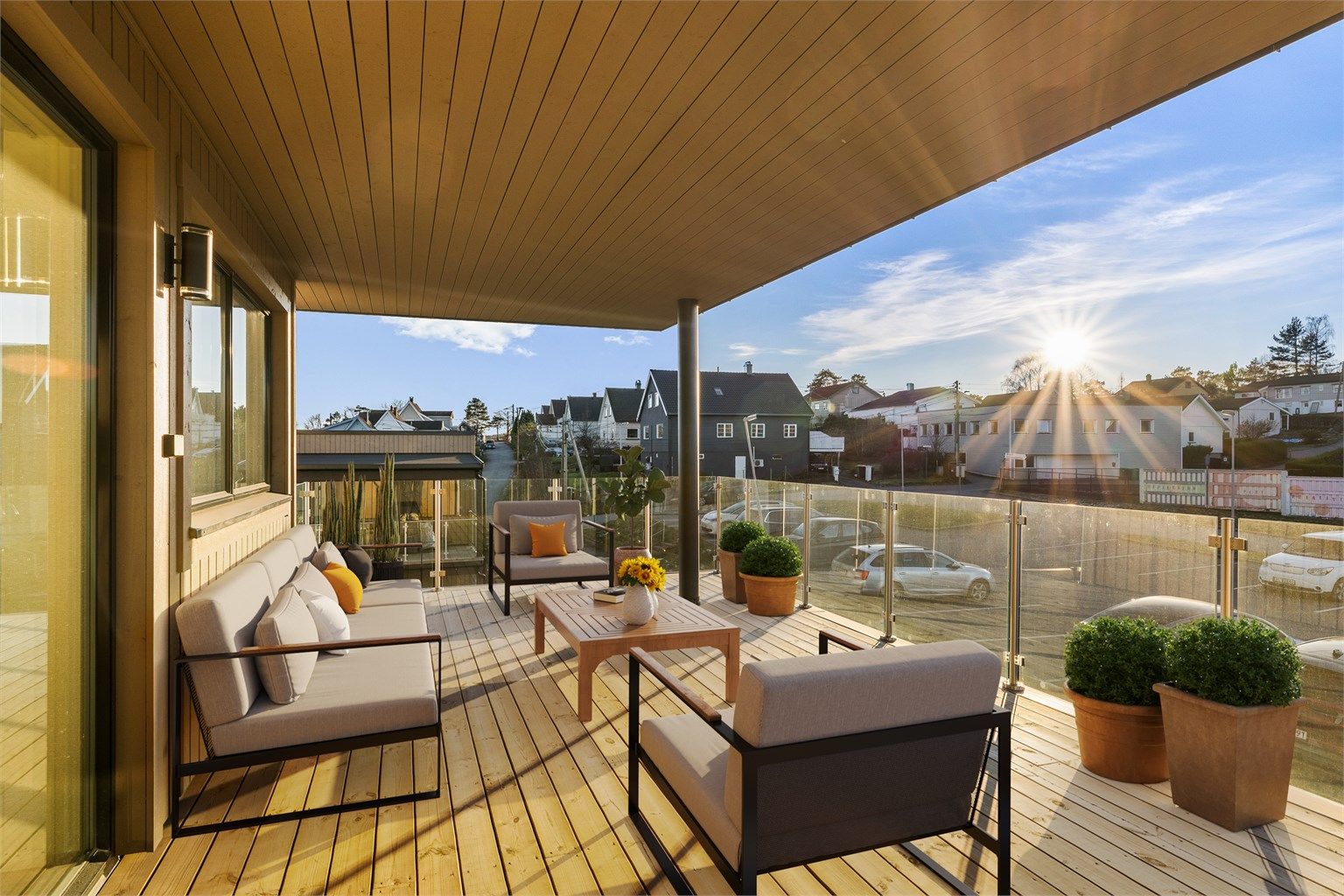 Balkongen er 30 kvm og har plass til flere soner. Her kan du få med deg soloppgang og solnedgang. (Digitalt stylet)