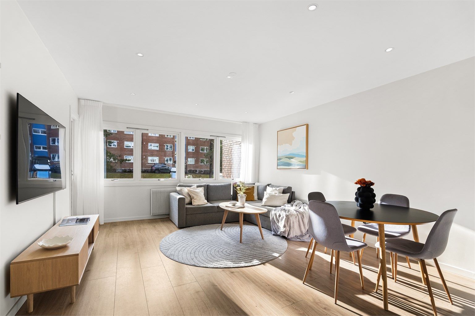 Leiligheten ble i 2022 pusset opp med ny delikat kjøkkeninnredning, vegger helsparklet og malt i tidsriktige farger, samt lagt nytt flott enstavs laminatgulv. Badet ble i 2014 pusset opp i regi av borettslaget. Her kan man flytte rett inn!