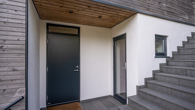 Velkommen inn! Leiligheten har adkomst via felles utvendig trapp med seksjon 1 opp fra gårdsplassen.