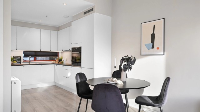 Leiligheten er oppvarmet med radiator tilkoblet varmesentral. Radiatoren ser du nede på bildet til venstre.