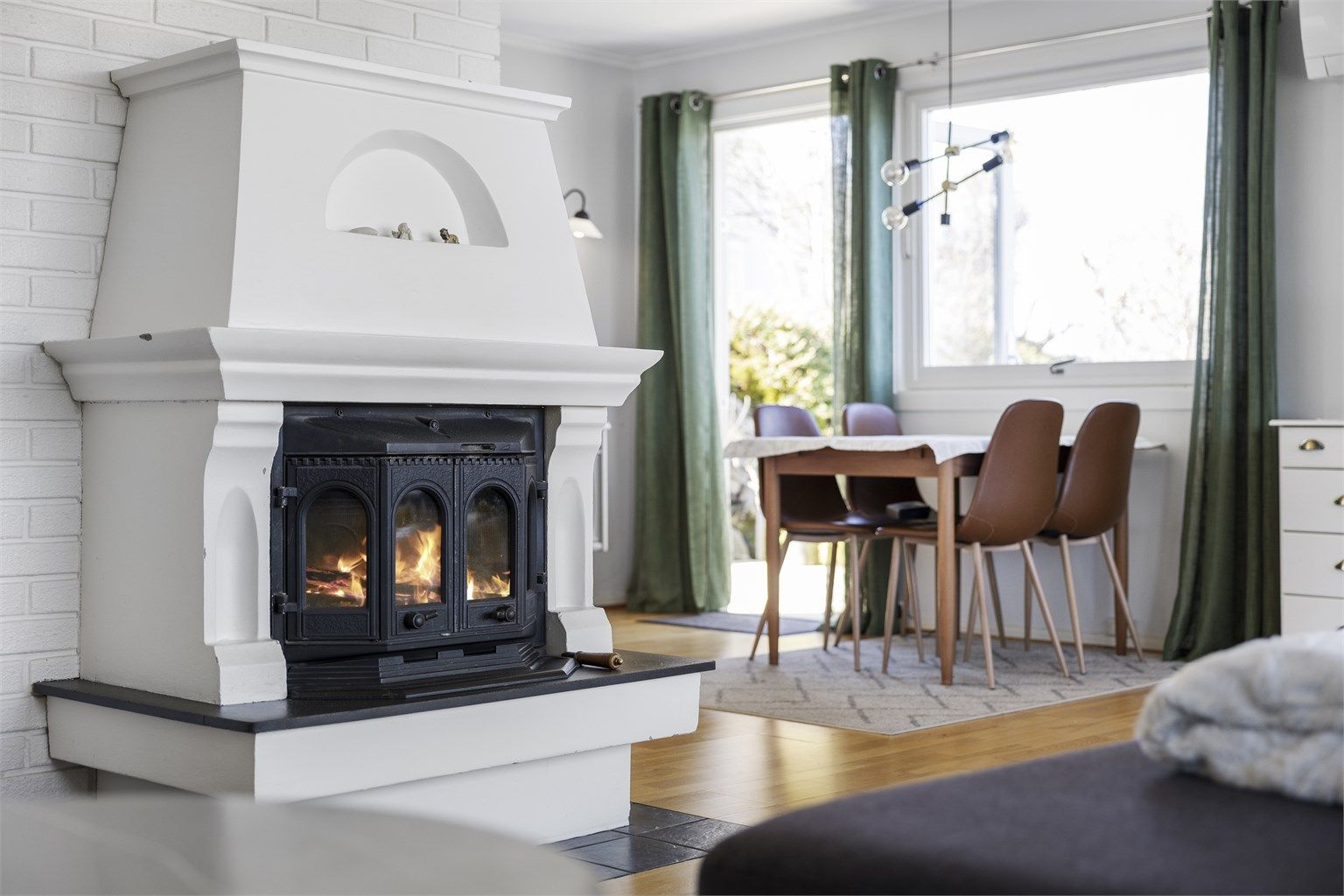 Ildstedet i stuen gir både god varme og en hyggelig atmosfære på kjølige dager.