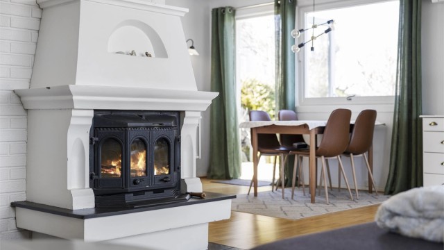 Ildstedet i stuen gir både god varme og en hyggelig atmosfære på kjølige dager.