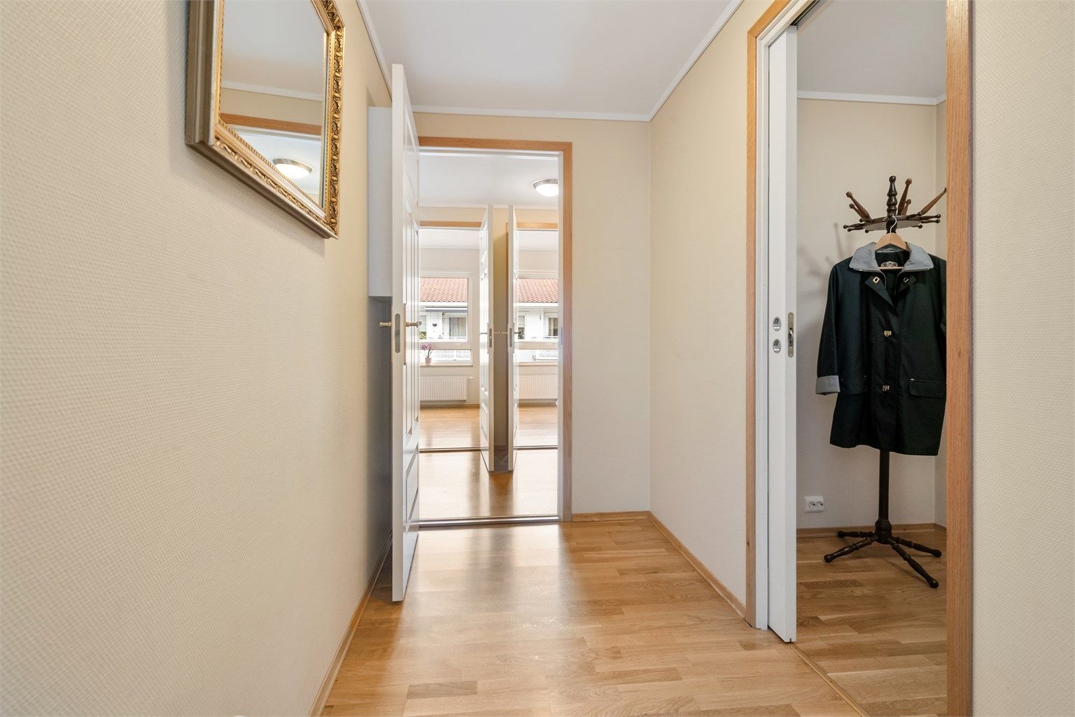 Entréen og gangen binder rommene i leiligheten sammen på en effektiv måte.
