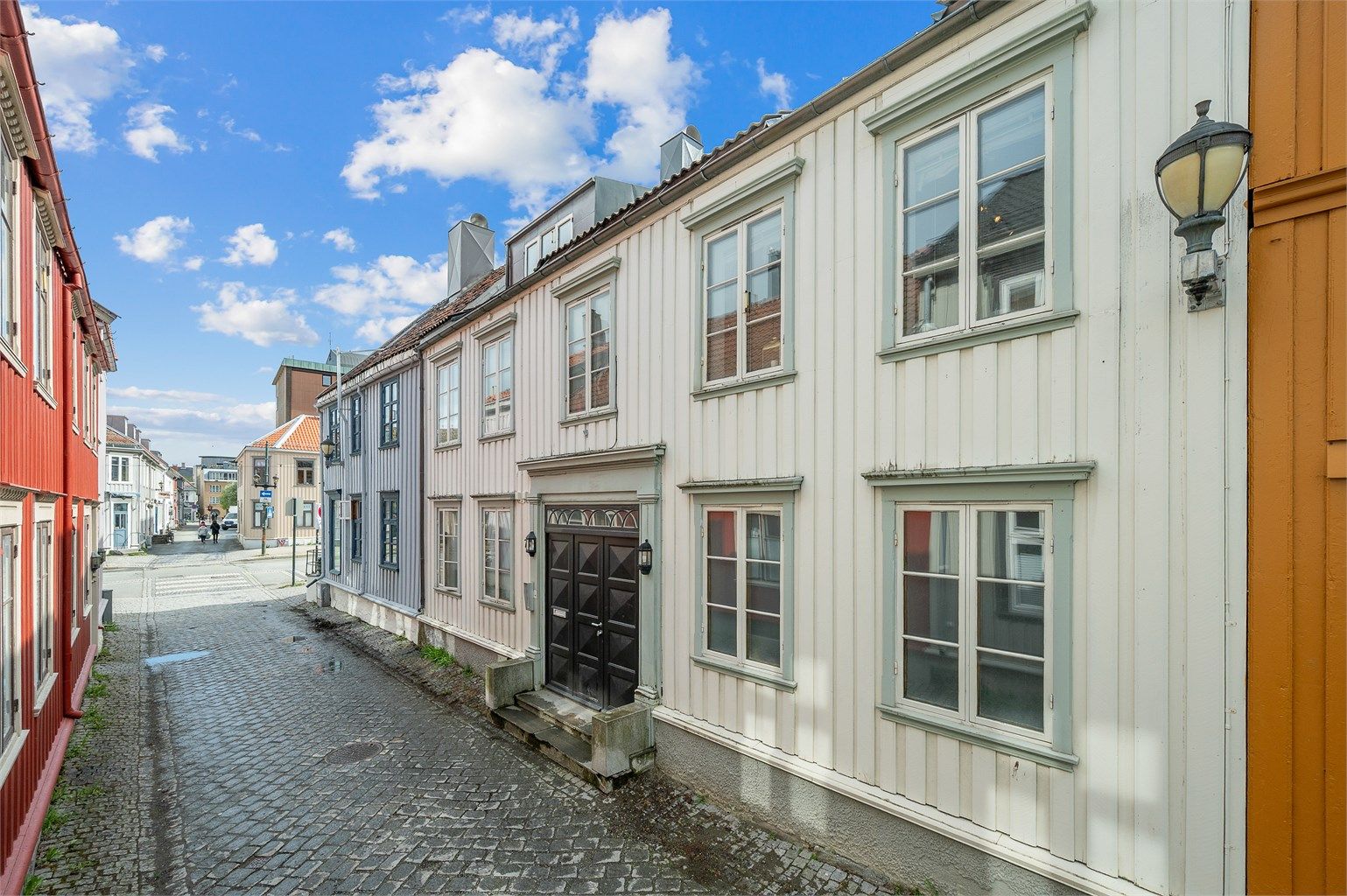 Her bor du i et urbant og levende område med kort vei til dagligvarebutikker, kjøpesentre, treningssentre, restauranter, kaféer, kulturtilbud og et variert uteliv. Trondheim Torg og Byhaven ligger bare noen minutters gange fra boligen.
