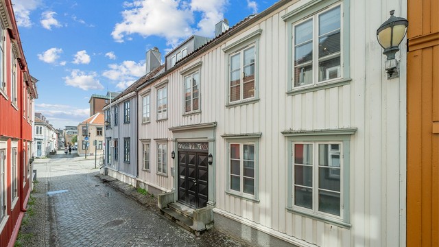 Her bor du i et urbant og levende område med kort vei til dagligvarebutikker, kjøpesentre, treningssentre, restauranter, kaféer, kulturtilbud og et variert uteliv. Trondheim Torg og Byhaven ligger bare noen minutters gange fra boligen.