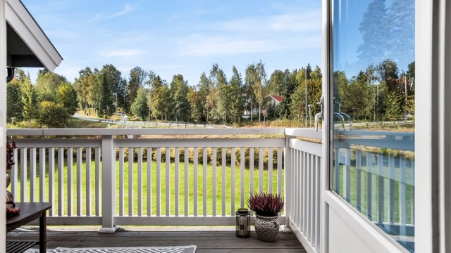 Fra stuen er det utgang til en solrik veranda på ca. 7 kvm
