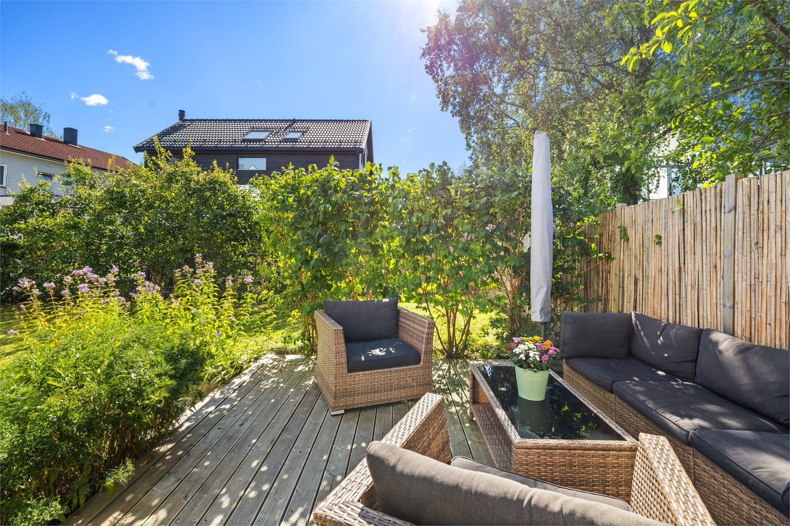 En romslig markterrasse med god plass til utemøbler og grill.