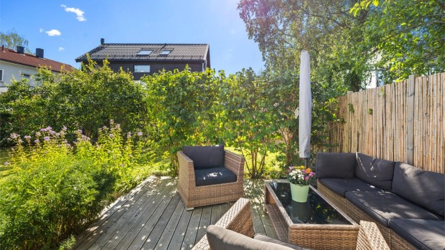 En romslig markterrasse med god plass til utemøbler og grill.