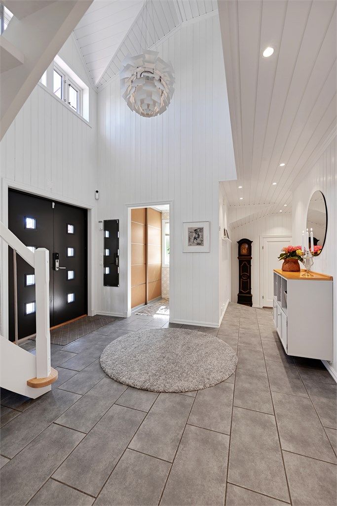 Hallen har flislagt gulv med vannbåren varme, som er gjennomgående for hele etasjen.