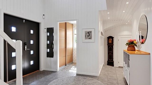 Hallen har flislagt gulv med vannbåren varme, som er gjennomgående for hele etasjen.