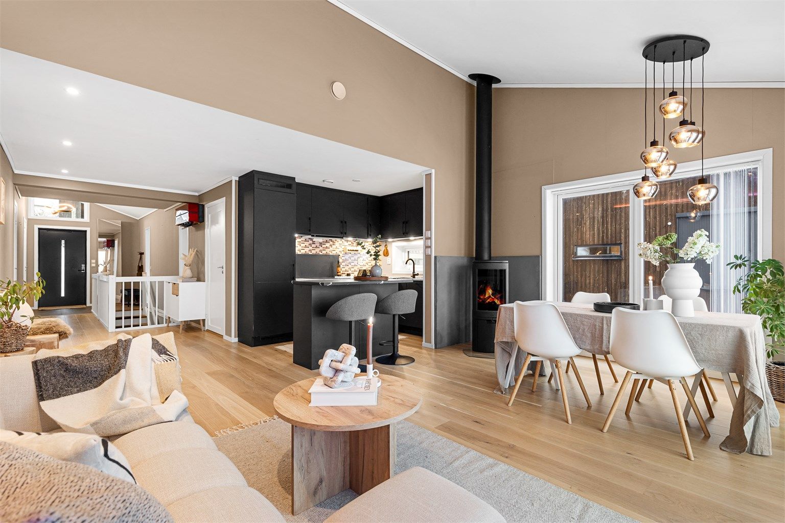 Denne boligen byr på flott utsikt over idylliske Gjellumvannet, og ligger i et barnevennlig og rolig område i en blindvei – nærhet til natur og gangavstand til togstasjon og Heggedal sentrum.