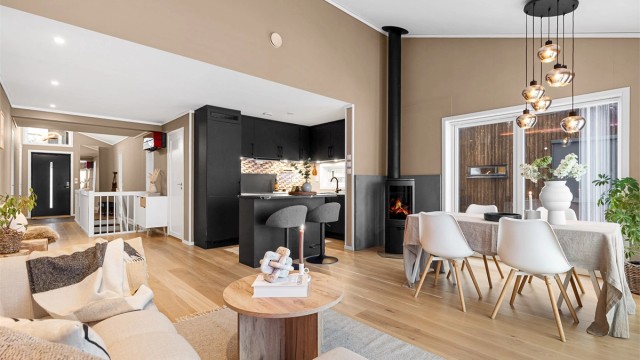 Denne boligen byr på flott utsikt over idylliske Gjellumvannet, og ligger i et barnevennlig og rolig område i en blindvei – nærhet til natur og gangavstand til togstasjon og Heggedal sentrum.