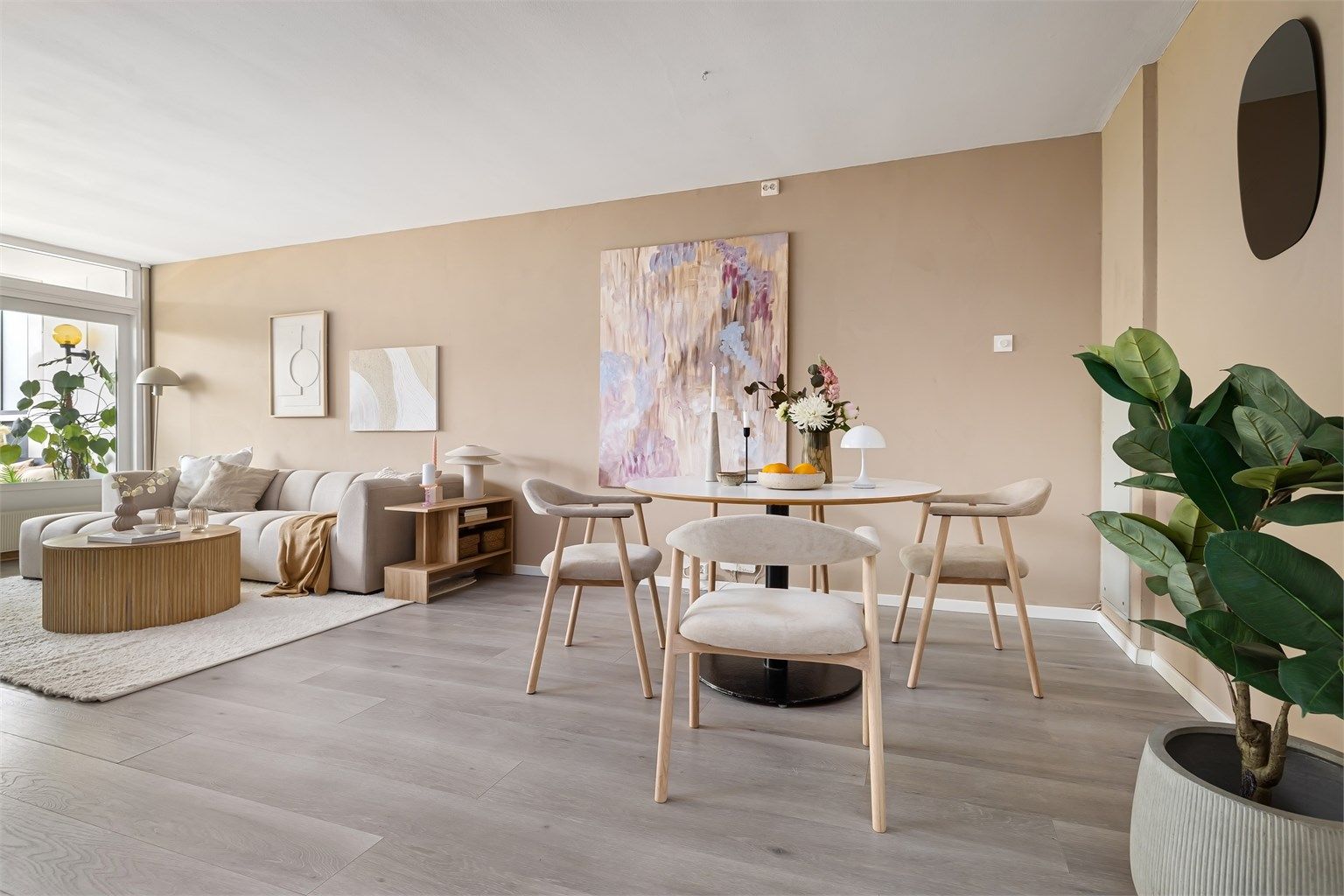 Her bor du i et etablert og attraktivt boligområde på Linderud med lite interntrafikk, store grøntområder og kort vei til alt du måtte trenge i hverdagen!