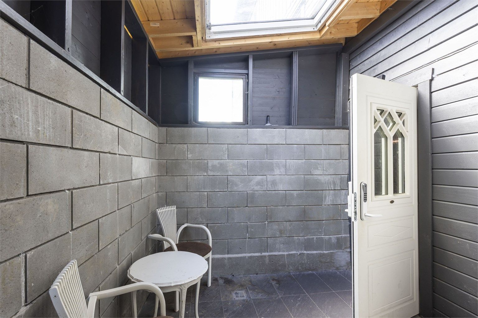 Inngang til hybeldel i kjeller.