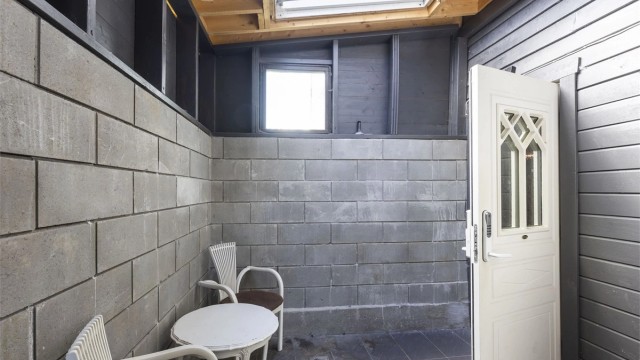 Inngang til hybeldel i kjeller.