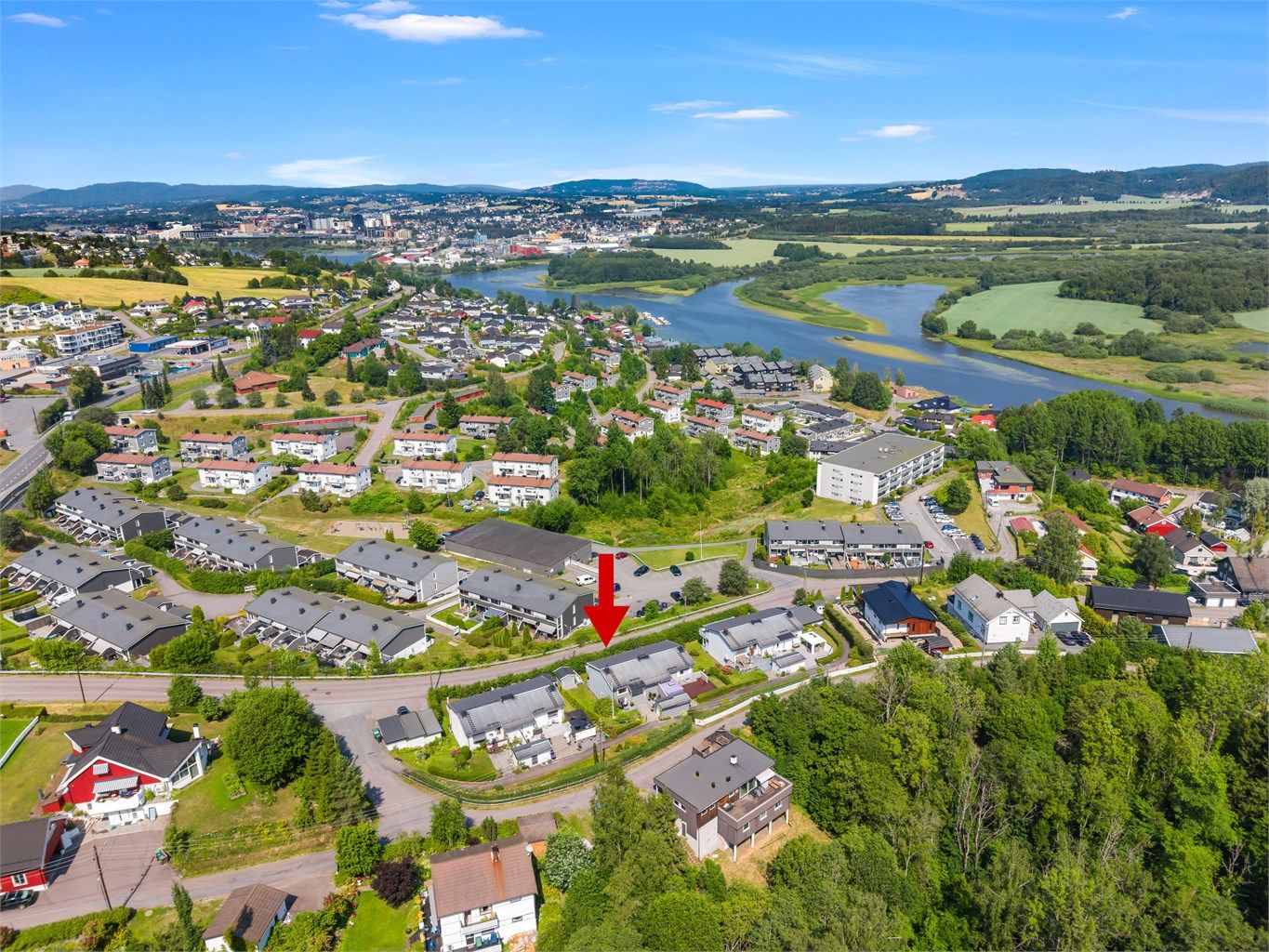 Boligen har en sentral og barnevennlig beliggenhet på Fjerdingby i Rælingen.
Foto: Renè Borghagen