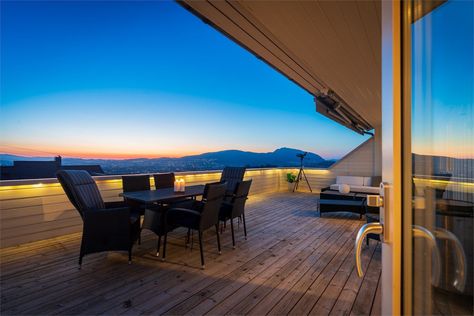 God plass til både jacuzzi, spisegruppe og lounge