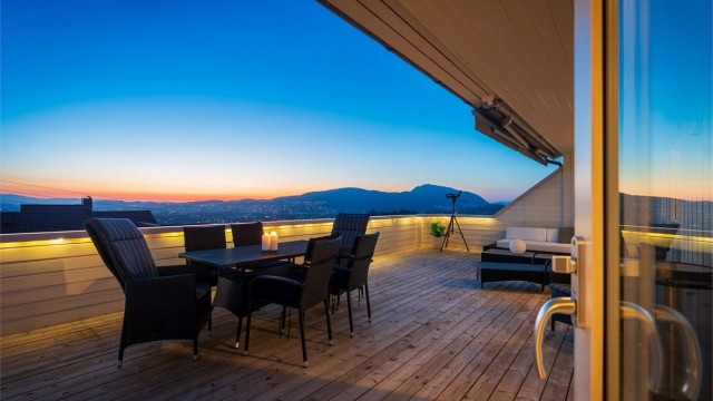 God plass til både jacuzzi, spisegruppe og lounge