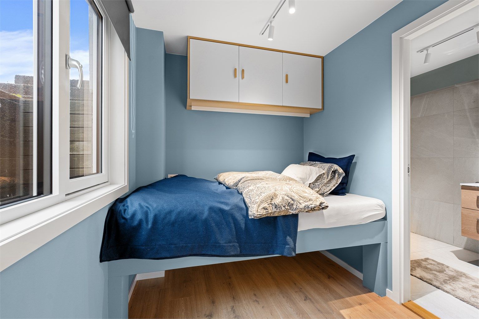 Praktisk soveløsing med oppbevaringsplass både over og under sengen