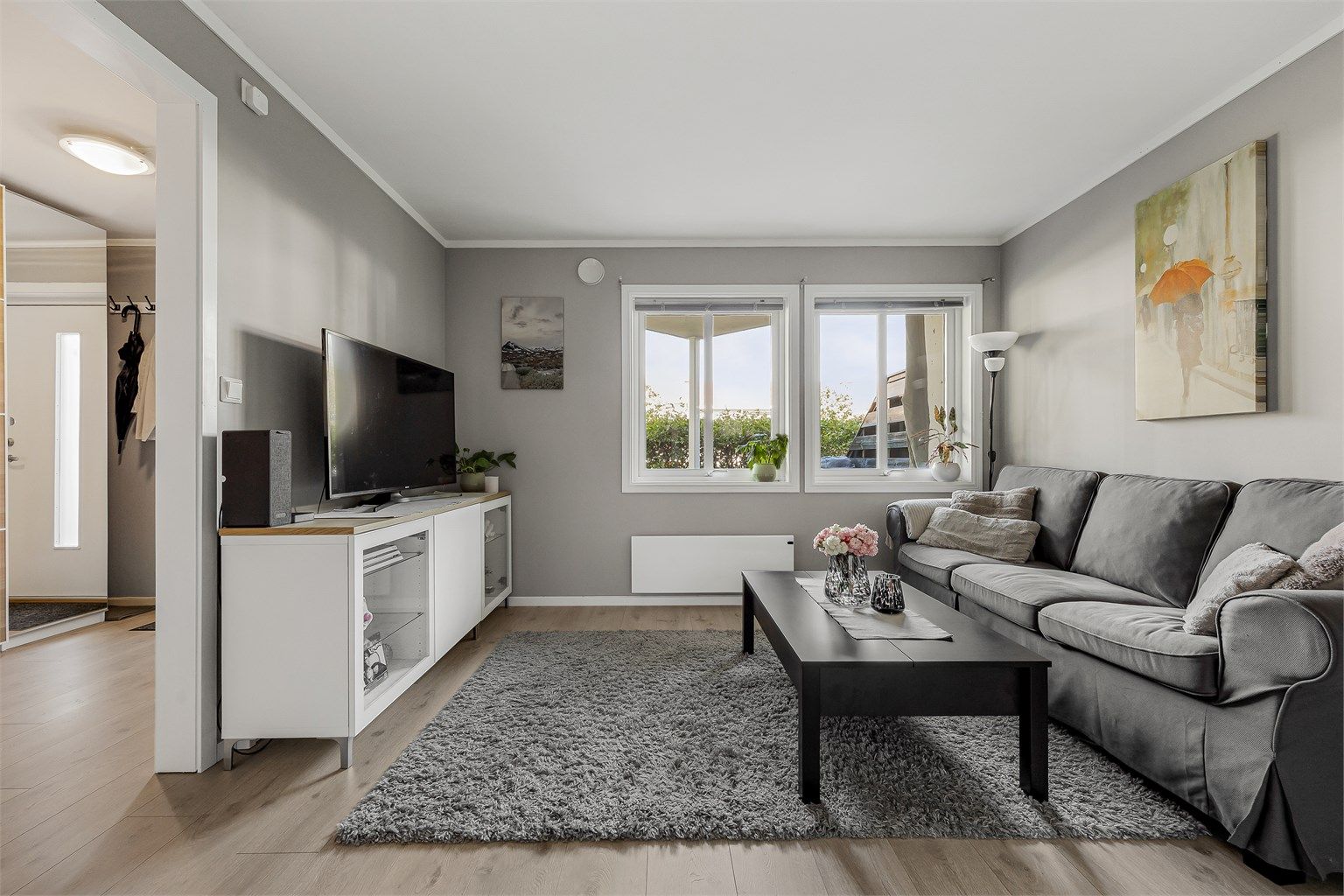 Rommet har plass til både sofagruppe og TV-møblement.