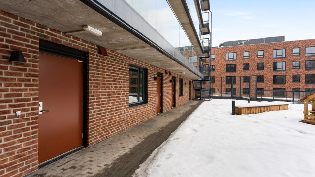 Leiligheten ligger i byggets 2. etasje, og holder en moderne og flott standard