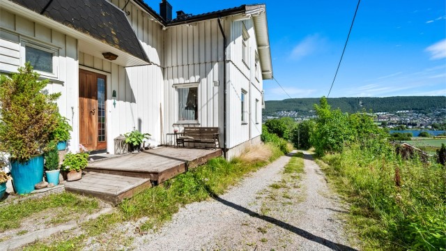 Eiendommen har gode solforhold med sol fra ca. kl. 06.00 til 22.00 (midtsommerstid) iflg. selger.