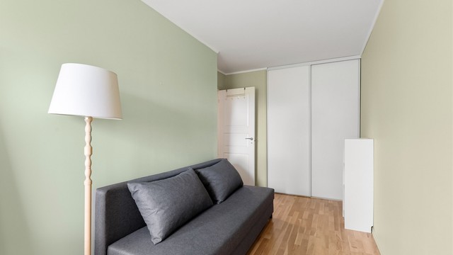 Rommet er også innredet med plassbygde garderobeskap