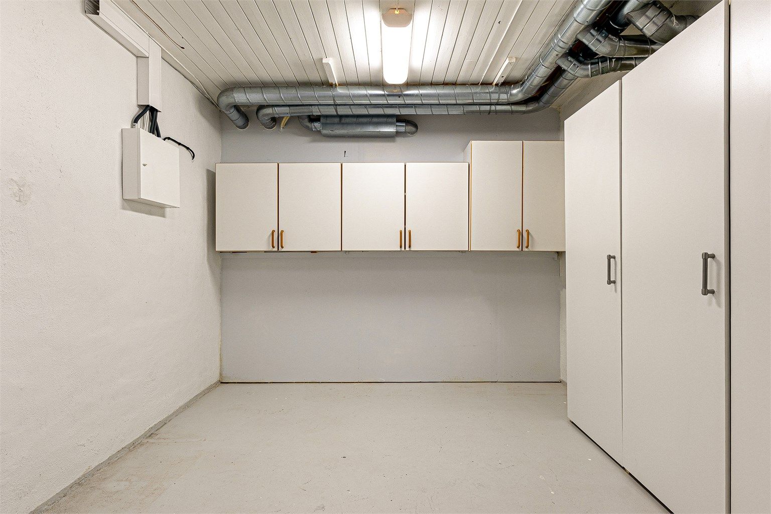 Boden er stor med god oppbevaringsplass.