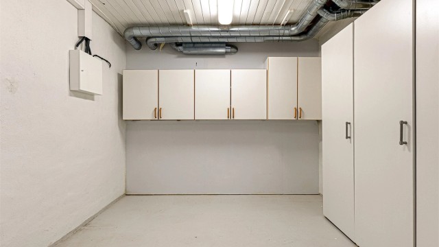 Boden er stor med god oppbevaringsplass.