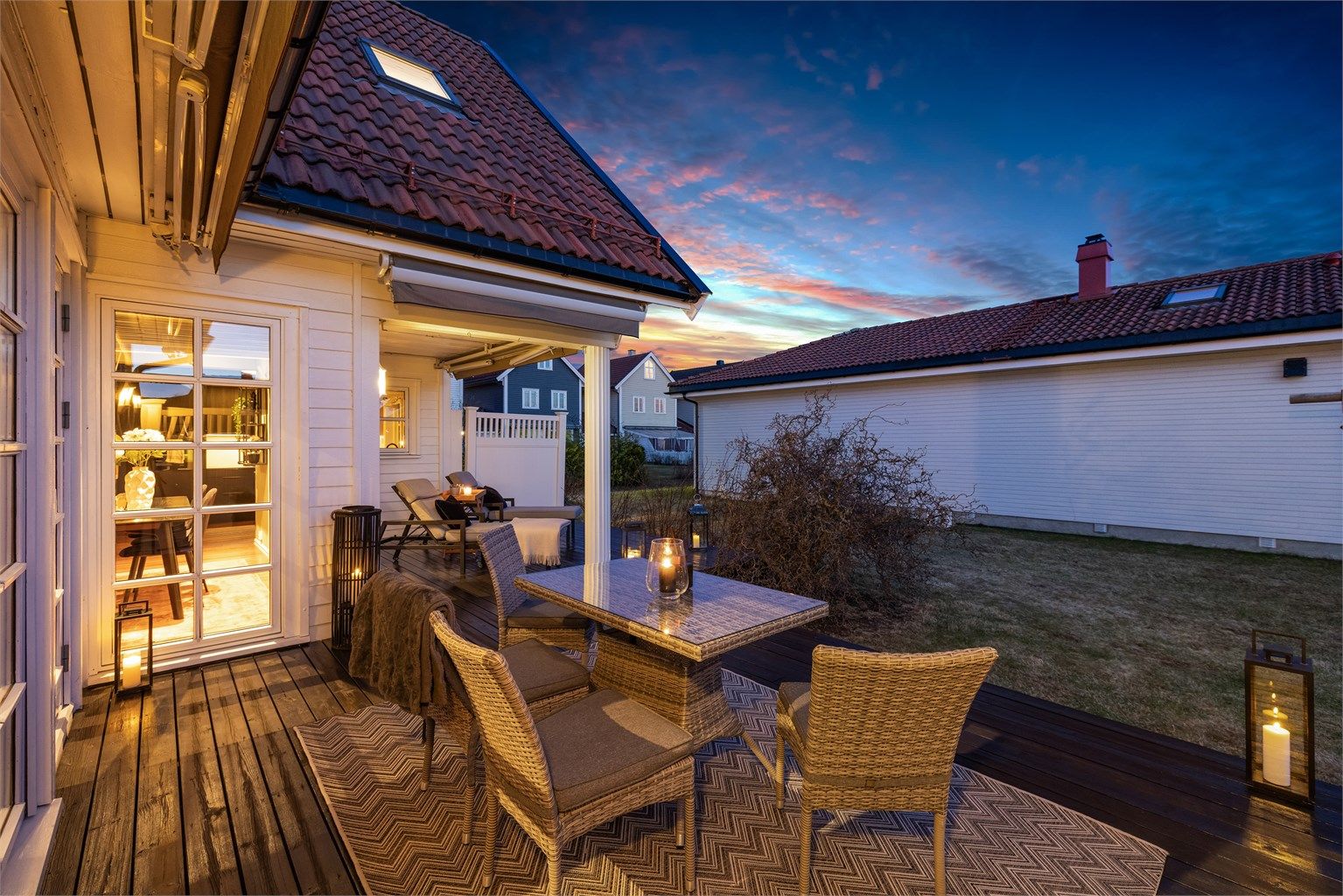 Terrassen er et hyggelig sted å oppholde seg også på kveldstid. Her kan lange sommerkvelder nytes