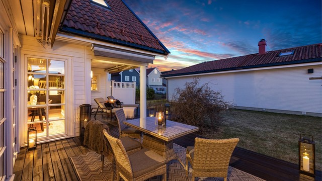 Terrassen er et hyggelig sted å oppholde seg også på kveldstid. Her kan lange sommerkvelder nytes