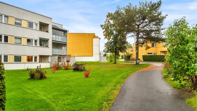 Borettslaget har store, grønne fellesarealer med frodig beplantning og bilfrie gangstier, der barna trygt kan ferdes til og fra lek og venner.