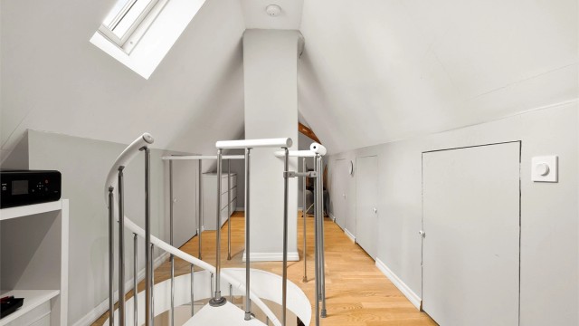 - Loftet byr på god lagringsplass med flere luker til kne-kott -