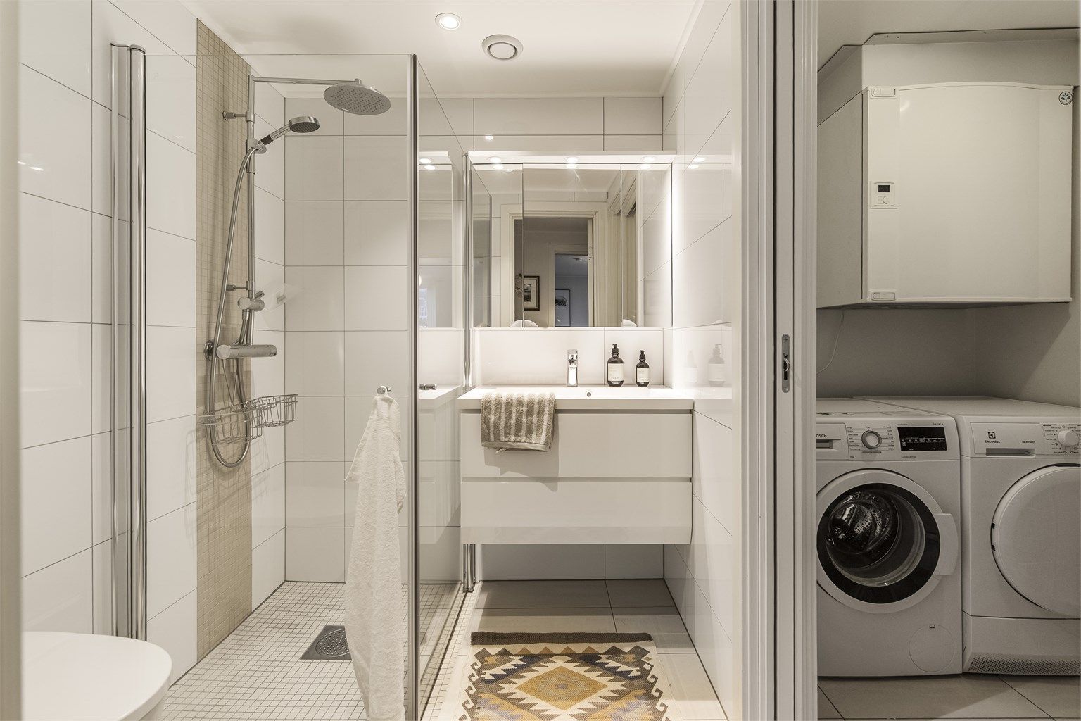 Bad 2 er også moderne og pent innredet med vannbåren varme i gulv. Her er det delt med skyvedør inntil separat vaskerom med plass til både vaskemaskin og tørketrommel