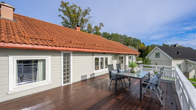 Terrassen fungerer som en naturlig forlengelse av oppholdsrommet og byr på flotte uteopplevelser.