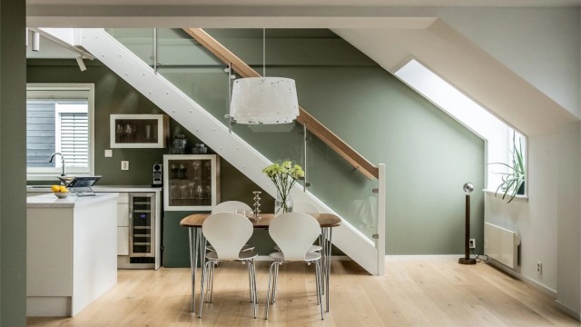 Velkommen til Kongsveien 85 og denne unike og pene toppleiligheten midt på Holtet. Presentert av Christoffer S. Akerjordet og Krogsveen Nordstrand