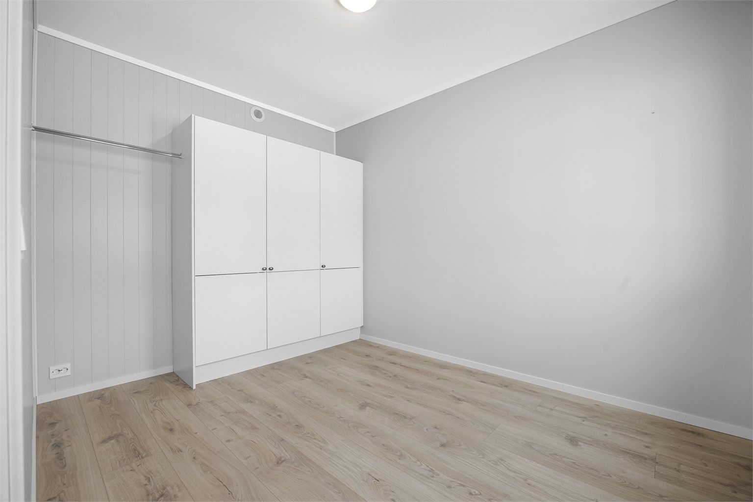 Hovedsoverom med garderobeskap.