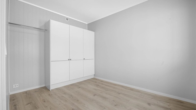 Hovedsoverom med garderobeskap.