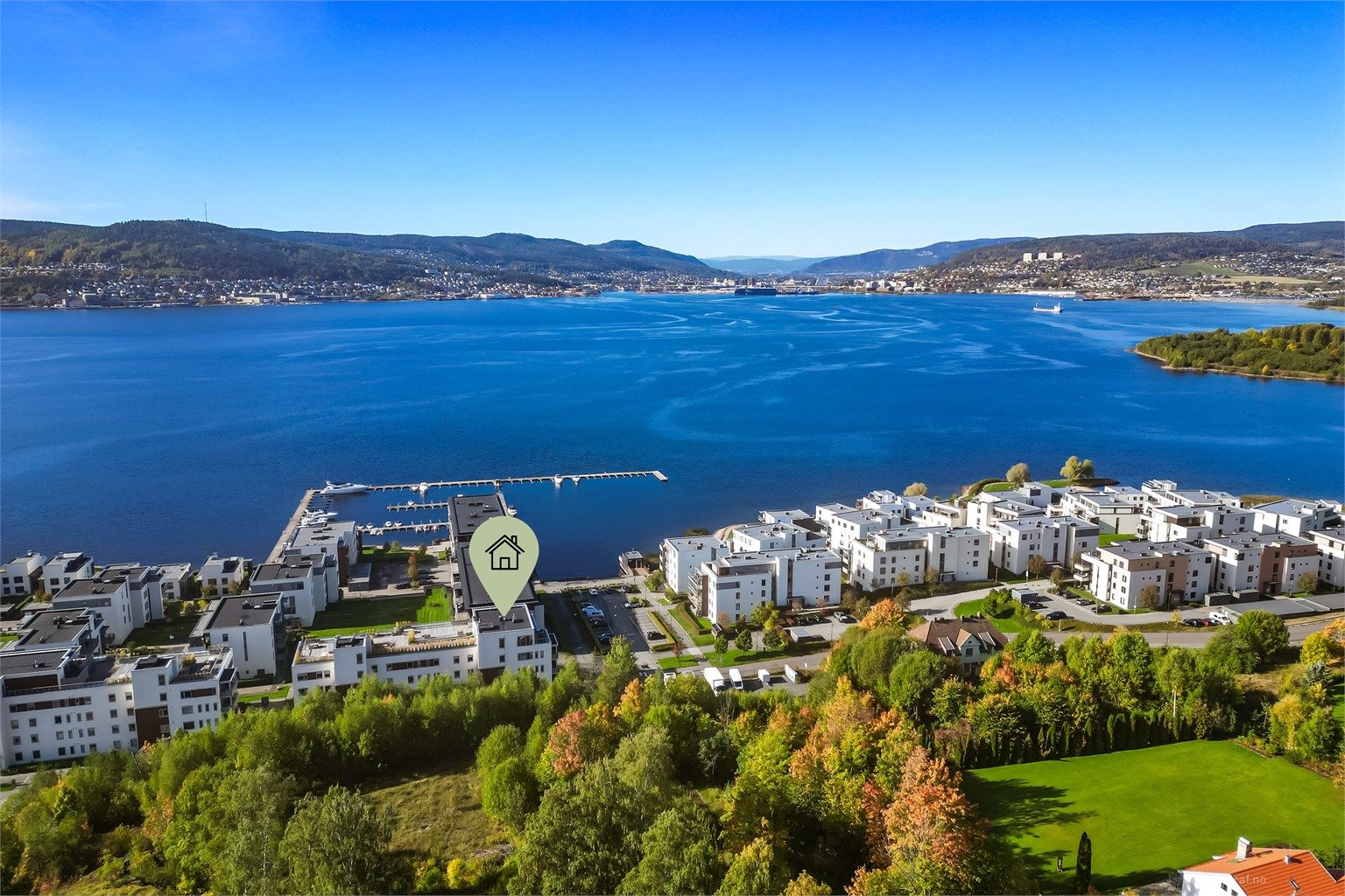 Fra boligfeltet er det flott utsikt mot Glassverket på motsatt side av fjorden samt utover Drammensfjorden mot Svelvik og inn mot Drammen.
