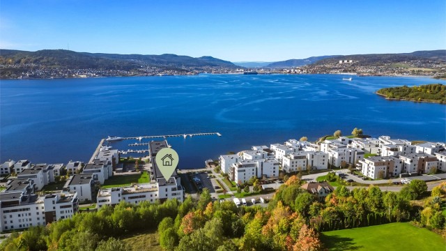 Fra boligfeltet er det flott utsikt mot Glassverket på motsatt side av fjorden samt utover Drammensfjorden mot Svelvik og inn mot Drammen.