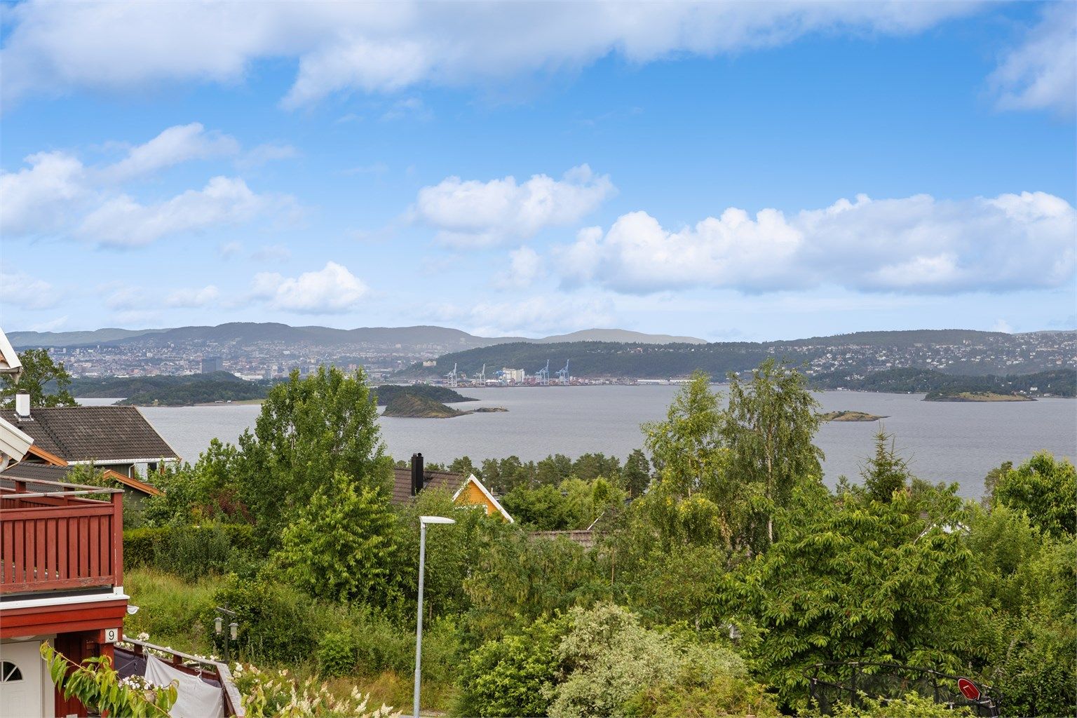 Fra eiendommen nytes flott utsikt over fjorden mot Oslo, med kort vei til badestrender og enkel pendlervei til hovedstaden.