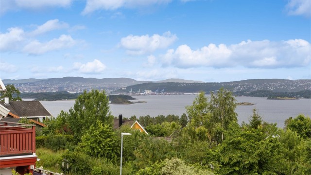 Fra eiendommen nytes flott utsikt over fjorden mot Oslo, med kort vei til badestrender og enkel pendlervei til hovedstaden.