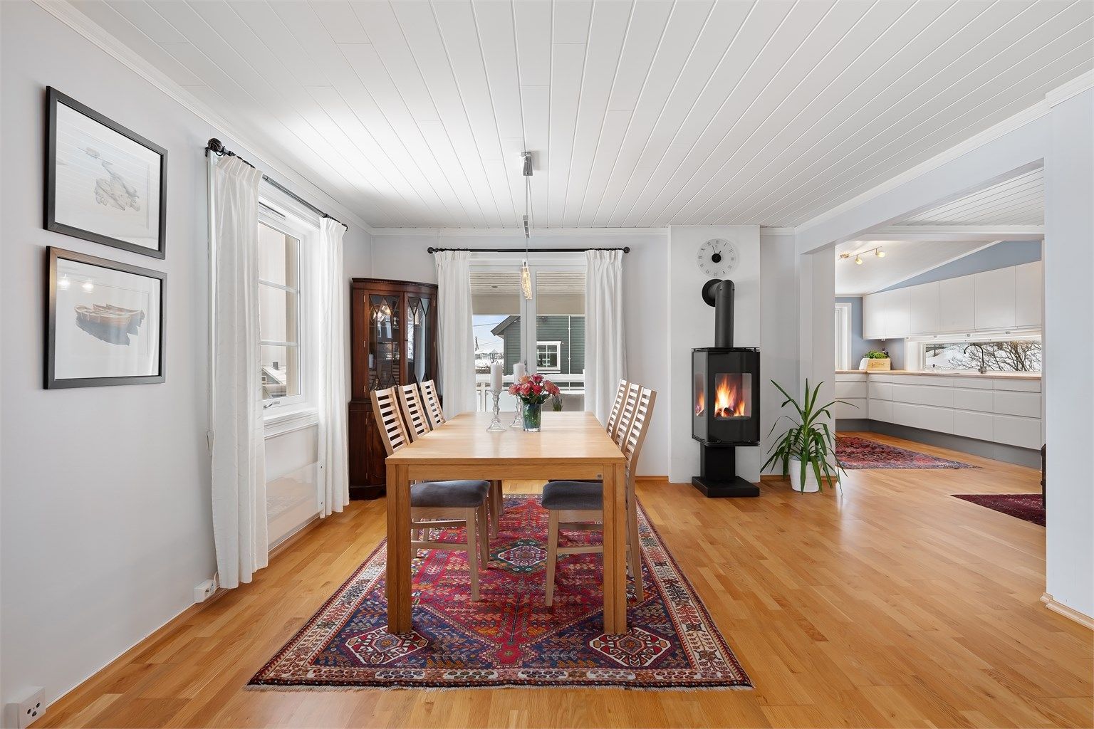 Spisestuen ligger i åpen løsning mot stuen og har god plass til langbord.