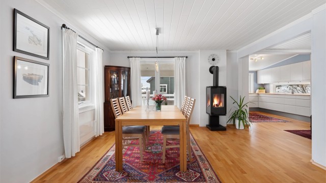 Spisestuen ligger i åpen løsning mot stuen og har god plass til langbord.