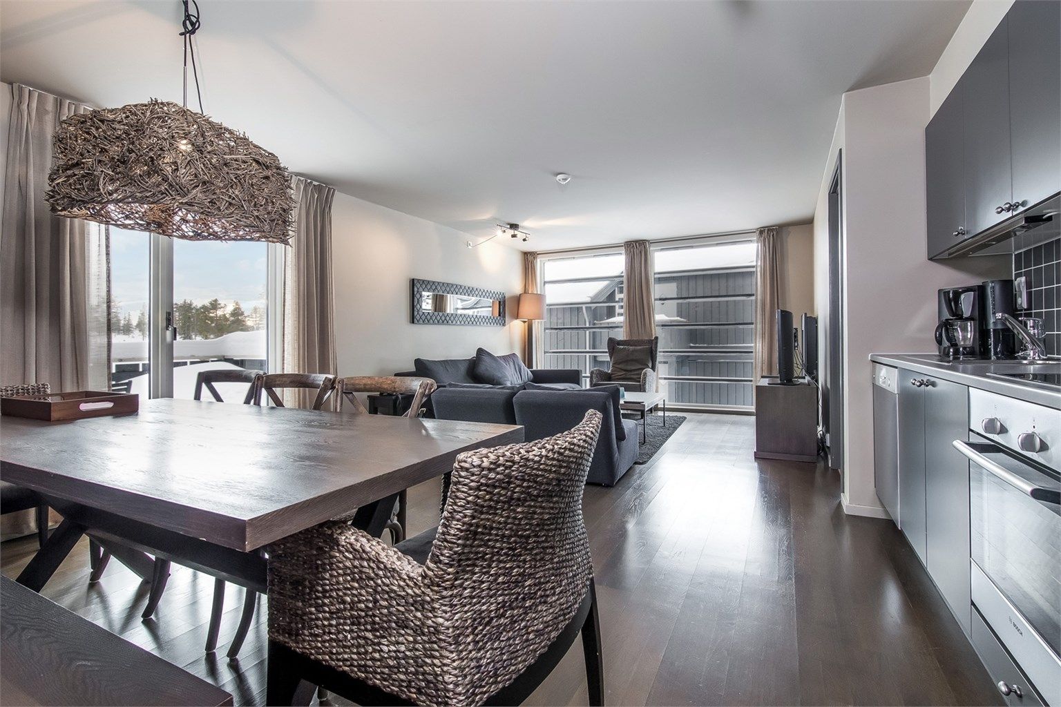 Illustrasjonsfoto. Leiligheten er fullrigget for et godt ferieliv; møbler, kopper og kar samt integrerte hvitevarer på kjøkken.