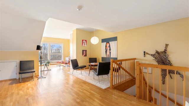 I øverste etasje finner du loftstue, soverom og baderom