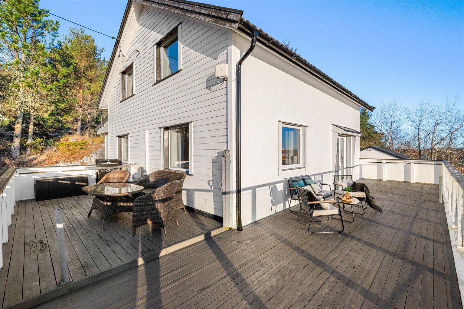 Uteplass som egner seg godt for både avslapning og sosiale sammenkomster. Verandaen vil på sommerstid oppleves som en fin forlengelse av stuen. 
